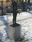 905775 Afbeelding het bronzen beeldhouwwerk 'Staand meisje' van Eja Siepman van den Berg (1943) in winterse sfeer, in ...